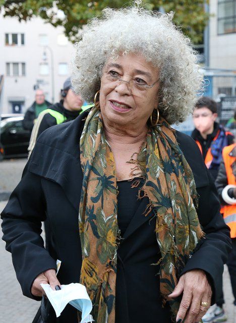 06 October 2022, Berlin: Angela Davis visits Berlin and takes part in a rally at Oranienplatz as the "center of the world". 10 years ago, the occupation of Kreuzberg Square by the refugee movement began. For the anniversary, US civil rights icon Angela Davis comes by. Photo: Wolfgang Kumm\/dpa