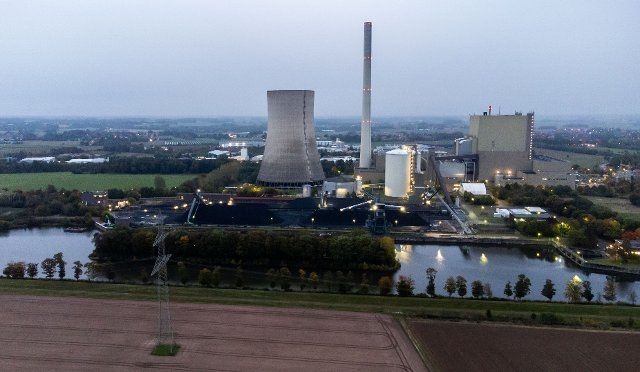 08 October 2022, North Rhine-Westphalia, Lahde: View of the Heyden power plant from the other side of the Weser. The coal-fired power plant has been taken out of reserve to reduce natural gas consumption in electricity production. (Shot with drone) Photo: Lino Mirgeler\/dpa
