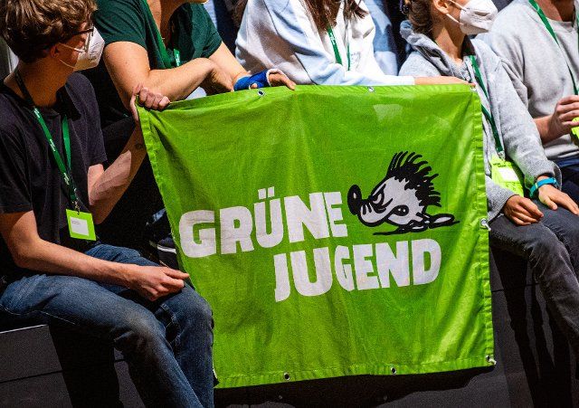 01 October 2022, North Rhine-Westphalia, Bielefeld: A banner of the Green Youth is held in the hands of participants from the national congress of the Green Youth. An election is to decide on the new leadership of the youth organization of Bündnis 90\/Die Grünen. Photo: Lino Mirgeler\/dpa