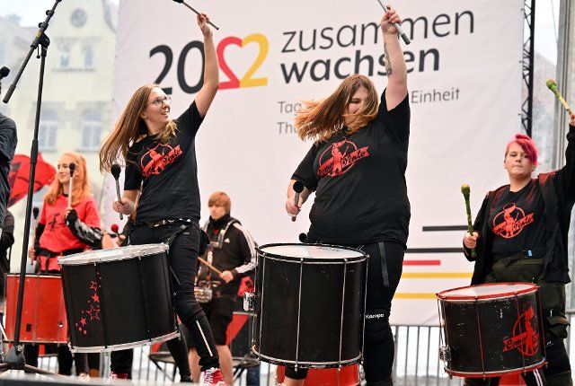 01 October 2022, Thuringia, Erfurt: Drummers from Altenburg play at the opening of a three-day civic festival marking German Unity Day in the state capital of Erfurt. Traditionally, the state hosts the central celebration around October 3, which provides the president of the state chamber. Photo: Martin Schutt\/dpa