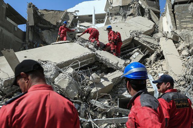 01 October 2022, Iraq, Baghdad: Iraqi emergency and rescue personnel search for survivors in the rubble of a 4-storey-building that collapsed in the Karrada neighbourhood. Photo: Ameer Al-Mohammedawi\/dpa