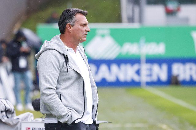 01 October 2022, Bavaria, Fürth: Soccer: 2. Bundesliga, SpVgg Greuther Fürth - SV Sandhausen, Matchday 10, Sportpark Ronhof Thomas Sommer. Sandhausen coach Alois Schwartz looks at the pitch before the game. Photo: Daniel Löb\/dpa - IMPORTANT NOTE: In accordance with the requirements of the DFL Deutsche Fußball Liga and the DFB Deutscher Fußball-Bund, it is prohibited to use or have used photographs taken in the stadium and\/or of the match in the form of sequence pictures and\/or video-like photo series