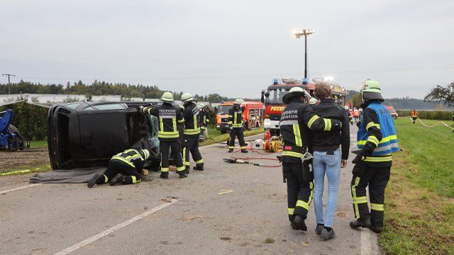 01 October 2022, Baden-Wuerttemberg, Langenargen: Emergency forces and vehicles are deployed during the disaster control exercise in the Langenargen-Oberdorf exercise area. At the end of the village in the direction of Tettnang, a traffic accident involving hazardous materials and several injured persons is simulated. Photo: Olver Hanser\/dpa