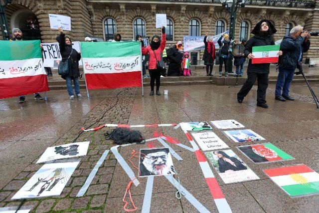 01 October 2022, Hamburg: During a demonstration against the political regime in Iran, posters and a wig with red paint are lying on the town hall square. Photo: Bodo Marks\/dpa