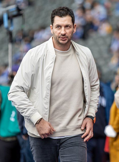 02 October 2022, Berlin: Soccer: Bundesliga, Hertha BSC - TSG 1899 Hoffenheim, Matchday 8, Olympiastadion. Head coach Sandro Schwarz of Hertha BSC enters the stadium. Photo: Andreas Gora\/dpa - IMPORTANT NOTE: In accordance with the requirements of the DFL Deutsche Fußball Liga and the DFB Deutscher Fußball-Bund, it is prohibited to use or have used photographs taken in the stadium and\/or of the match in the form of sequence pictures and\/or video-like photo series