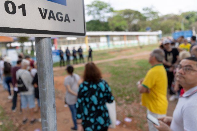 02 October 2022, Brazil, Brasilia: Voters line up outside a polling station in the capital during the presidential election. In addition to the future president, deputies, senators and governors will also be newly elected. Photo: Myke Sena\/dpa