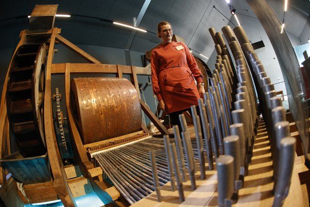02 October 2022, Saxony-Anhalt, Blankenburg: Susann Dressler looks at organ pipes of the music machine. The water-powered paddle wheels of the music machine, designed by Salomon de Caus, turn and move the figure of Galatea. Ten years ago, the music machine left its original place of installation in the Michaelstein monastery due to renovation work. For some time now, the mechanical work of art has been open to the public again. There is a monthly guided demonstration of the machine. Photo: Matthias Bein\/dpa