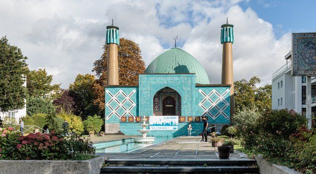 02 October 2022, Hamburg: View of the Imam Ali Mosque on Hamburg\