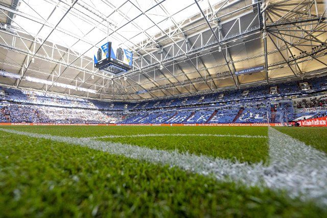 02 October 2022, North Rhine-Westphalia, Gelsenkirchen: Soccer: Bundesliga, FC Schalke 04 - FC Augsburg, Matchday 8, Veltins Arena: View of the pitch. Photo: David Inderlied\/dpa - IMPORTANT NOTE: In accordance with the requirements of the DFL Deutsche Fußball Liga and the DFB Deutscher Fußball-Bund, it is prohibited to use or have used photographs taken in the stadium and\/or of the match in the form of sequence pictures and\/or video-like photo series