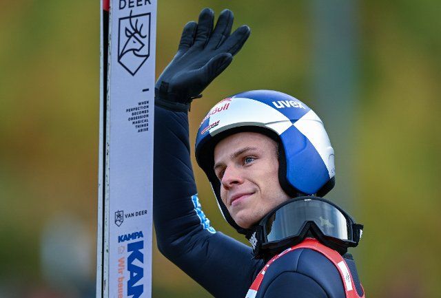 02 October 2022, Saxony, Klingenthal: Nordic skiing\/ski jumping: Summer Grand Prix, men, at the Vogtland Arena in Klingenthal. Andreas Wellinger from Germany reigns after the competition. Photo: Hendrik Schmidt\/dpa