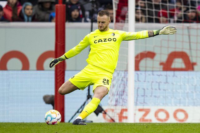 01 October 2022, Baden-Wuerttemberg, Freiburg im Breisgau: Soccer: Bundesliga, SC Freiburg - FSV Mainz 05, Matchday 8, Europa-Park Stadion. Freiburg goalkeeper Mark Flekken in action. Photo: Tom Weller\/dpa - IMPORTANT NOTE: In accordance with the requirements of the DFL Deutsche Fußball Liga and the DFB Deutscher Fußball-Bund, it is prohibited to use or have used photographs taken in the stadium and\/or of the match in the form of sequence pictures and\/or video-like photo series