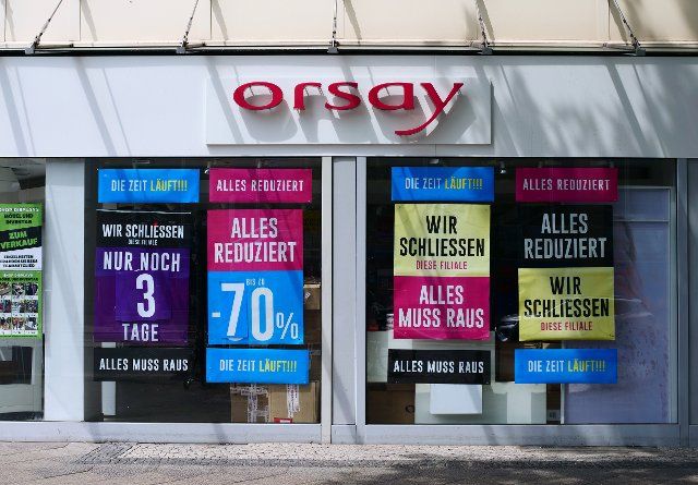 26 June 2022, Berlin: 26.06.2022, Berlin. Posters advertising discounts due to the closure are still hanging on a closed branch of the Orsay clothing chain. German Orsay GmbH went bankrupt as a result of the Corona pandemic and many stores were closed. Photo: Wolfram Steinberg\/dpa Photo: Wolfram Steinberg\/dpa