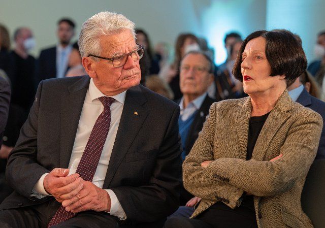 14 October 2022, Berlin: Joachim Gauck, ex-Federal President, speaks with Nobel literature laureate Herta Müller at the opening of a workshop for the Exilmuseum. The workshop will be used to prepare the Exilmuseum planned for 2026 at the former Anhalter Bahnhof train station. Gauck has taken on the patronage of the project alongside the Nobel Prize for Literature winner Müller. Photo: Sabrina Szameitat\/dpa