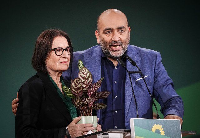 15 October 2022, Bonn: Irina Scherbakowa, founding member of the human rights organization Memorial and Nobel Peace Prize laureate, stands on stage with Omid Nouripour, federal chairman of Bündnis 90\/Die Grünen, after her speech at the party\