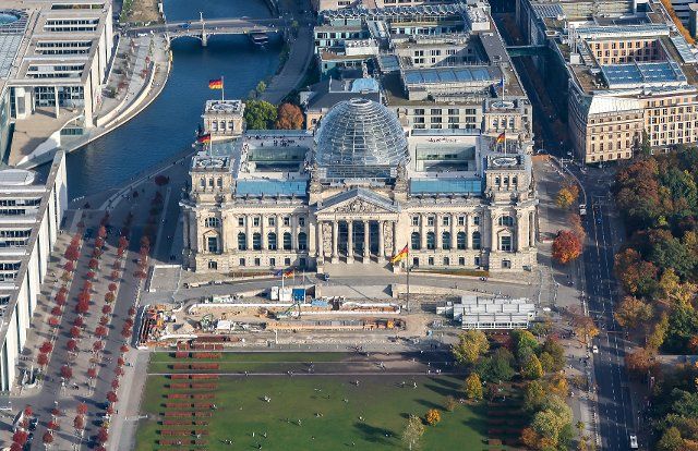 17 October 2022, Berlin: View of the Reichstag, seat of the Bundestag, from a Federal Police helicopter. Photo: Jan Woitas\/dpa