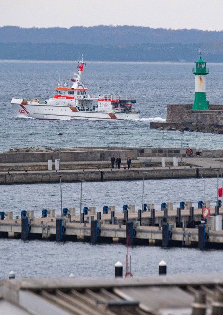 10 November 2022, Mecklenburg-Western Pomerania, Sassnitz: A rescue cruiser and rescue ship of the German Maritime Search and Rescue Service (DGzRS) sails out of the port of Sassnitz into the Baltic Sea off the island of Rügen. Photo: Stefan Sauer\/dpa