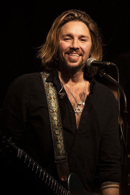 12 November 2022, North Rhine-Westphalia, Essen: Gil Ofarim is on stage at the concert as part of the "Alles auf Hoffnung Tour". Photo: Christoph Reichwein\/dpa