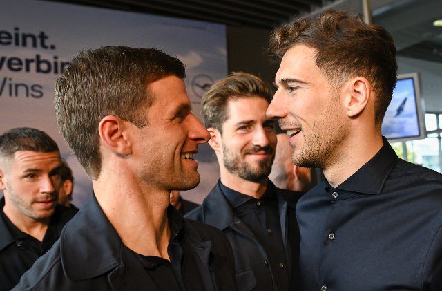 14 November 2022, Hessen, Frankfurt\/Main: National team players Christian Günter (l-r), Thomas Müller, Kevin Trapp and Leon Goretzka take part in a farewell ceremony in the Lufthansa First Class Terminal before the national soccer team\
