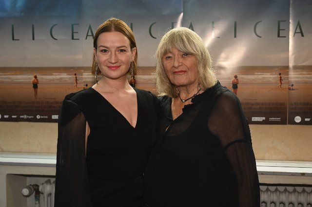 22 November 2022, North Rhine-Westphalia, Cologne: Actress Nina Gummich ( plays Alice Schwarzer ) and journalist Alice Schwarzer , l-r, pose at the NRW premiere of the film Alice which was made on the occasion of the 80th birthday of Alice Schwarzer, the front figure of the German women\