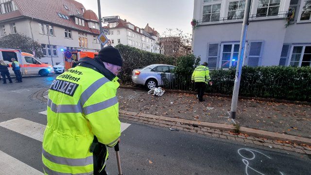 19 November 2022, Hanover: Police secure the scene of the accident. Two women were hit by a car on a sidewalk in Hanover and seriously injured. One of them is in danger of dying after the accident, a police spokesman said in the evening. Photo: -\/TNN\/dpa - ATTENTION: License plate pixelated