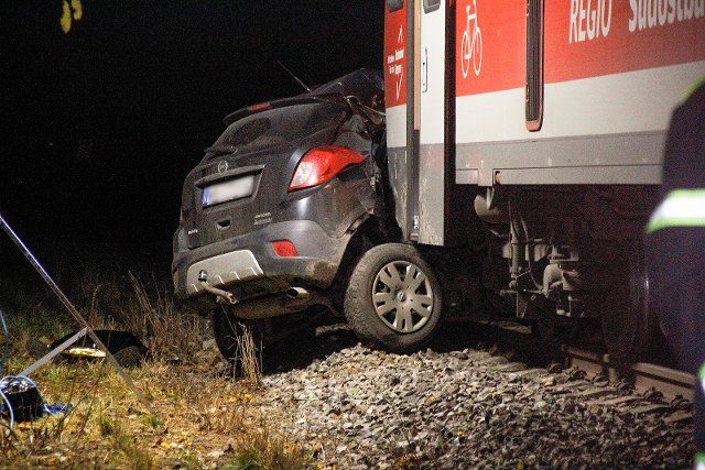 19 November 2022, Bavaria, Soyen: A driver died in a collision between a car and a regional train in the Upper Bavarian district of Rosenheim. The 52-year-old had tried to cross an ungated level crossing near Soyen on Saturday and apparently overlooked the train, a police spokesman said in the evening. After the collision, the car was dragged along for about 100 meters. Photo: Josef Reisner\/dpa