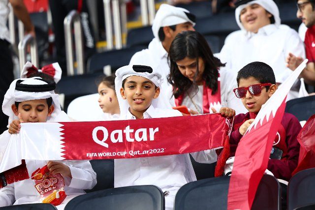 20 November 2022, Qatar, Al-Chaur: Soccer, World Cup 2022 in Qatar, Qatar - Ecuador, Preliminary round, Group A, Matchday 1, Opening match at Al-Bait Stadium, A fan from Qatar holds a fan scarf before the match. Photo: Tom Weller\/dpa