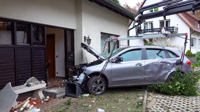 28 November 2022, Baden-Wuerttemberg, Bad Herrenalb: A car is in the front yard of the Evangelical Community Center. According to a spokesman for the police, the driver had driven off the road for reasons that are not yet clear and crashed through the front garden into the wall of the building. (To dpa "Car collides with house wall - cause unclear so far") Photo: Markus Rott\/Einsatz-Report24\/dpa
