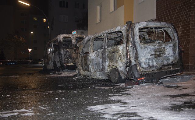 01 December 2022, Berlin: Two burnt-out police cars are parked at police station 55. In the early hours of the morning, two police cars in Berlin-Neukölln were allegedly set on fire. Photo: Paul Zinken\/dpa
