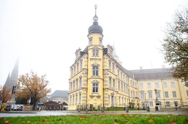 29 November 2022, Lower Saxony, Oldenburg: Fog drifts over the historic castle and the castle square in Oldenburg in cloudy weather. The Lamberti Church can be seen in the background. Photo: Hauke-Christian Dittrich\/dpa