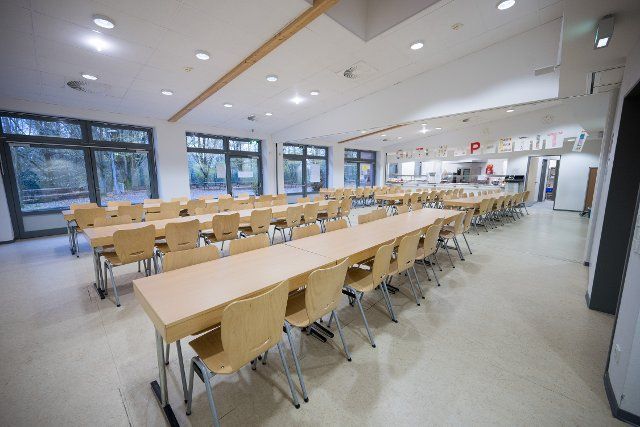 29 November 2022, Schleswig-Holstein, Norderstedt: The canteen in the South School Center, taken during a press event. The rooms are being used to prepare for the possible accommodation of refugees from Ukraine. Photo: Daniel Reinhardt\/dpa