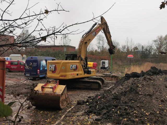 29 November 2022, Hamburg: An excavator stands by a pit. (to dpa: "Aerial bomb found in Hamburg-Wilhelmsburg". Photo: Steven Hutchings\/TNN\/dpa
