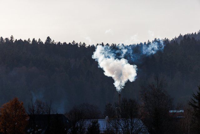 29 November 2022, Baden-Wuerttemberg, Bernau: Smoke rises from a chimney, while the Black Forest can be seen in the background. Photo: Philipp von Ditfurth\/dpa