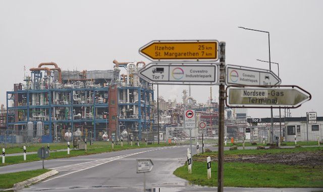 29 November 2022, Schleswig-Holstein, Brunsbüttel: View of the Brunsbüttel industrial area. Gas pipelines are being laid in the port and industrial area for the planned LNG liquefied natural gas floating terminal. According to Qatar\