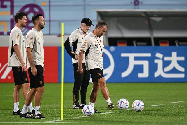 29 November 2022, Qatar, Al-Shamal: Soccer, 2022 World Cup in Qatar, national team, training, Germany, national coach Hansi Flick (r) and his assistants (l-r) Danny Röhl, Mads Buttgereit and Hermann Gerland are on the pitch. Photo: Federico Gambarini\/dpa