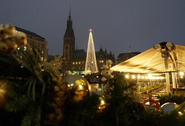 30 November 2022, Hamburg: Brightly lit is the Christmas market on the town hall market. Photo: Marcus Brandt\/dpa