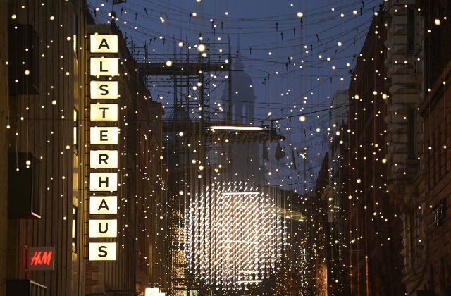 30 November 2022, Hamburg: Brightly lit is the shopping street Große Bleichen in the city center. Photo: Marcus Brandt\/dpa
