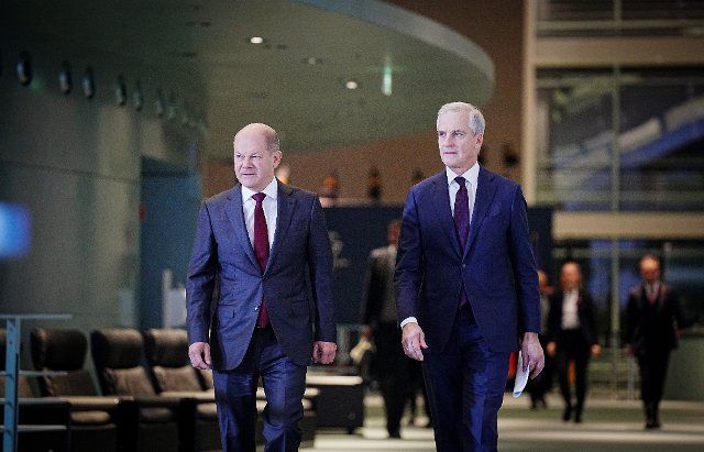 30 November 2022, Berlin: German Chancellor Olaf Scholz (l, SPD) and Jonas Gahr Støre, Prime Minister of Norway, arrive for a press conference after talks. Photo: Kay Nietfeld\/dpa