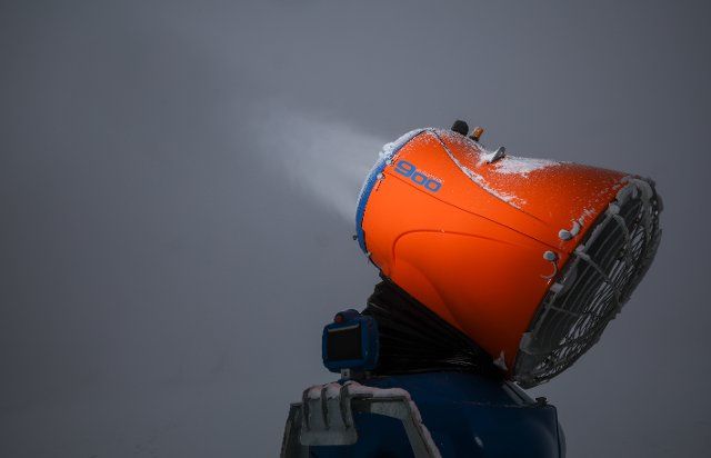 02 December 2022, Saxony, Oberwiesenthal: A snow cannon makes snow on the ski slope at Fichtelberg. Winter sports enthusiasts in Saxony can look forward to carefree skiing after two years of corona-related restrictions. The start in Saxony\