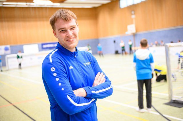 PRODUCTION - 22 October 2022, Hamburg: Michael Dennis, national goalball player and organizer of the League Cup in Hamburg. At the last big tournament before the World Championship in Portugal, the German players are optimistic. (to dpa "Before World Cup in Portugal - Germany\