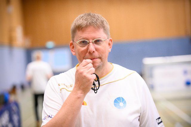PRODUCTION - 22 October 2022, Hamburg: Lars Pickardt, goalball referee, holds his whistle in his mouth. At the League Cup in Hamburg, the last big tournament before the World Cup in Portugal, the German players are optimistic. (to dpa "Before World Cup in Portugal - Germany\