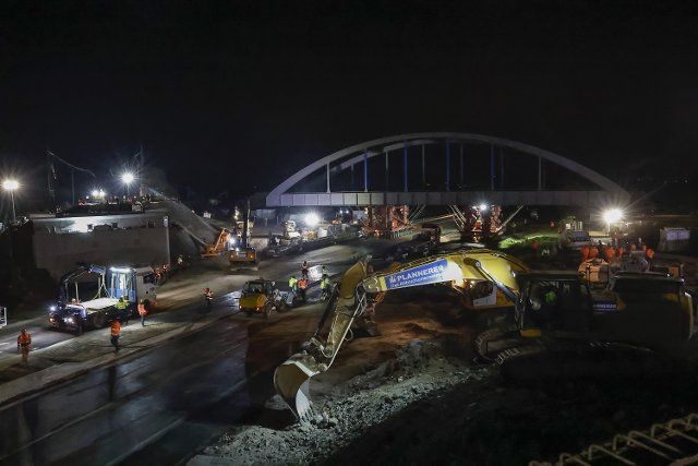 04 December 2022, Bavaria, Bergrheinfeld: Insertion of a new rail bridge over the A70 near Schweinfurt-Bergrheinfeld. The steel structure weighs 740 tons and is being moved to its destination by millimeter work using so-called "Self-Propelled Modular Transporters". The highway is completely closed for this purpose. Photo: Daniel Löb\/dpa