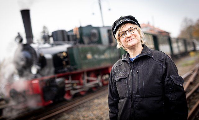 26 November 2022, Lower Saxony, Bruchhausen-Vilsen: Steam locomotive driver Insa Drechsler-Konukiewitz stands at a locomotive of the museum railroad in the Diepholz district. The woman from Bremen is one of only a few female steam locomotive drivers. She also trains junior staff on the museum railroad in Bruchhausen-Vilsen. Photo: Moritz Frankenberg\/dpa