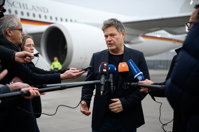 04 December 2022, Brandenburg, Schönefeld: Robert Habeck (Bündnis 90\/Die Grünen), Federal Minister of Economics and Climate Protection, speaks to media representatives before his departure for Windhoek (Namibia) at the military section of Berlin Brandenburg Airport. Federal Minister of Economics Habeck is visiting the countries of Namibia and South Africa during his five-day trip to Africa. Photo: Bernd von Jutrczenka\/dpa