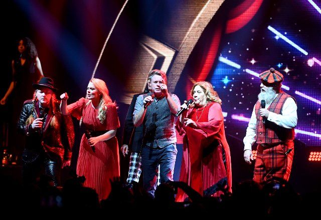 18 November 2022, North Rhine-Westphalia, Duesseldorf: Joey (l-r), Patricia, John (hidden), Jimmy, Kathy and Paul Kelly of the Kelly Family are on stage during the tour opener of the "Mega Christmas Show". A visitor died during a concert of the Kelly Family on 02.12.2022 in Halle (Westphalia). (To dpa: "Visitor dies during performance of the Kelly Family - concert aborted") Photo: Malte Krudewig\/Malte Krudewig\/Dpa