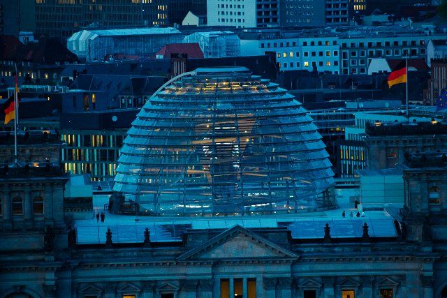 08 November 2022, Berlin: Light burns in the dome on the Reichstag building. Photo: Paul Zinken\/dpa