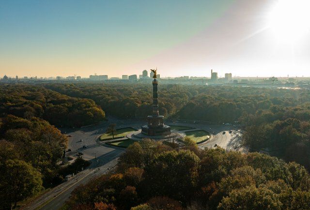 06 November 2022, Berlin: The Victory Column is the towering structure in the Tiergarten. For numerous tourists, the landmark is a popular meeting place to see the capital from above. (drone shot) Photo: Paul Zinken\/dpa