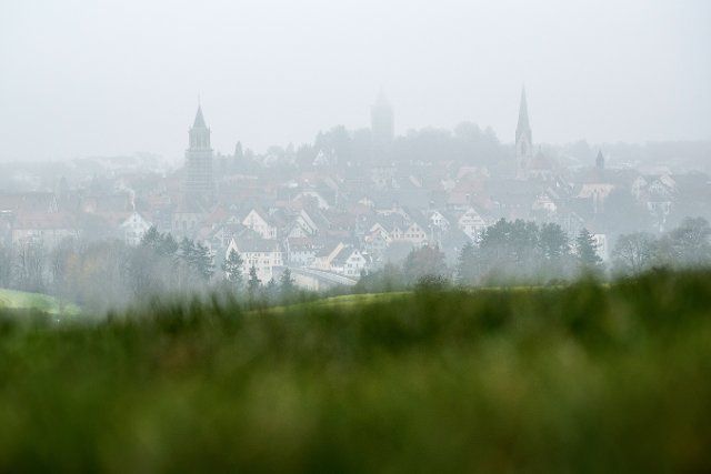 04 December 2022, Baden-Wuerttemberg, Rottweil: View of the city of Rottweil disappearing in the fog. Photo: Silas Stein\/dpa