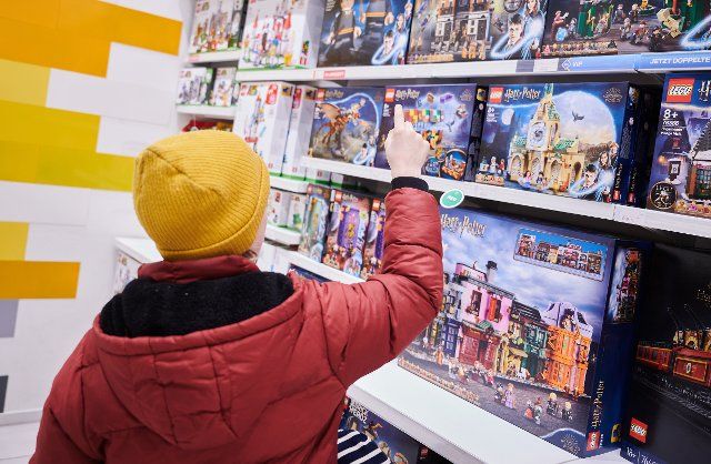 04 December 2022, Berlin: A child looks at Lego offers from Harry Potter in the Mall of Berlin. The 2nd of Advent is an open Sunday in Berlin. According to the city, many stores and malls open from 1 to 6 p.m., and some even until 8 p.m. Photo: Annette Riedl\/dpa