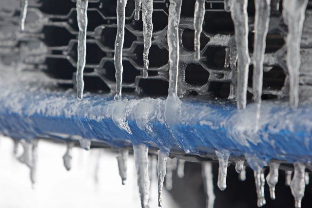 04 December 2022, Saxony-Anhalt, Harzgerode: Icicles hang under a license plate of a parked vehicle. Frost has turned large parts of the Harz Mountains into a wintry landscape. In the coming days, it will remain frosty with isolated snow showers in the Upper Harz. Photo: Matthias Bein\/dpa