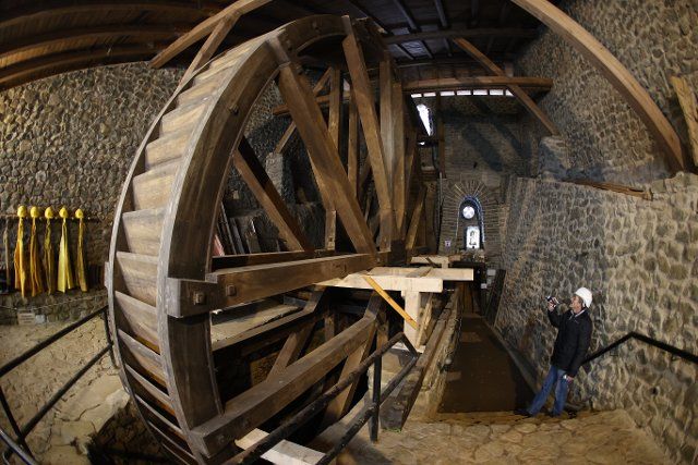 04 December 2022, Saxony-Anhalt, Harzgerode: View of an artificial wheel with a diameter of 10 meters. This drive wheel was once used to pump the mine water out of the Glasbach mine. After an eight-week closure period, the Glasebach Mine Museum, which is known for its old mining tradition in the Lower Harz region, has reopened to visitors. The reason for the closure was a collapse underground, which has been repaired. After the collapse, guests can now enter the show mine again and learn about old mining in the Harz region, for example about historical Gangerz mining. The Glasebach mine is located in the Straßberg district of Harzgerode. Mining in the region goes back to the time around 1400. Since June 1995 it has been a show mine open all year round. The museum shows underground mining from the 17th to the 19th century, and there are also installations from GDR times on the open-air site. Photo: Matthias Bein\/dpa\/ZB